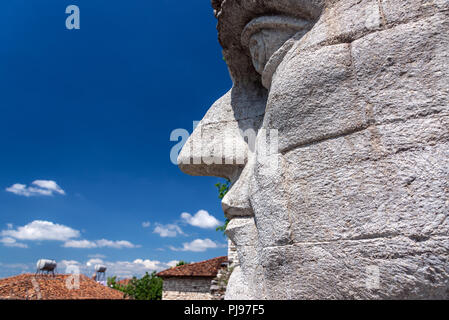 Tête de pierre géant de Constantin le Grand à Berat Berat en Albanie, Château Banque D'Images