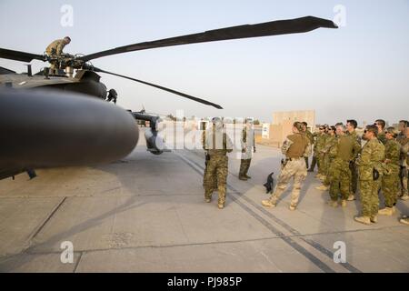 Australian and New Zealand Defence Force, les membres du Groupe de travail avec une entreprise de santé de Taji, assister à une réunion d'information à charge de chaud et froid avec formation d'évacuation sanitaire de l'armée américaine d'aviateurs Task Force la liberté au Camp Taji, l'Iraq, le 3 juillet 2018. Une coalition créée à partir d'une vaste communauté internationale poursuivra son soutien à la population de l'Iraq afin de renforcer les capacités de la nation d'assurer la sécurité et la stabilité. Banque D'Images