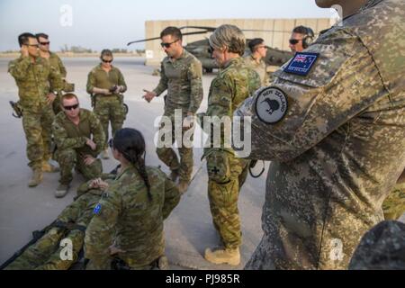 Australian and New Zealand Defence Force, les membres du Groupe de travail avec une entreprise de santé, Taji conduite charge chaud et froid avec formation d'évacuation sanitaire de l'armée américaine d'aviateurs Task Force la liberté au Camp Taji, l'Iraq, le 3 juillet 2018. Une coalition créée à partir d'une vaste communauté internationale poursuivra son soutien à la population de l'Iraq afin de renforcer les capacités de la nation d'assurer la sécurité et la stabilité. Banque D'Images