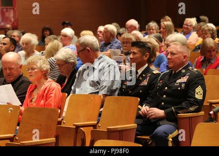 Le colonel Neal S. Mitsuyoshi, commandant du 103e commandement de troupes, et commande le Sgt. Le major Thomas Odoardi de 103e Commande des troupes arrivent à la concert commun de la 111e et 234e bande armée Army Band à Astoria High School à Astoria, Oregon, le 7 juillet 2018. Le concert est la deuxième collaboration entre le 111e et le 234e de la bande armée Army Band avec efforts pour afficher les résultats de leur formation en live. Banque D'Images