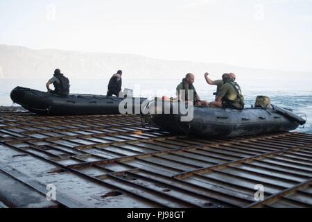 Océan Pacifique (7 juillet 2018) Les marins de la Marine royale canadienne et la Marine royale démarrer les moteurs de la lutte contre le maraudage en caoutchouc de l'artisanat en vue de lancer, à partir de l'arrière de la porte de quai navire de débarquement amphibie USS Harpers Ferry (LSD 49), le 7 juillet 2018 à l'appui de Rim of the Pacific (RIMPAC). Vingt-cinq nations, 46 navires, 5 sous-marins, environ 200 avions et 25 000 personnes participent à l'EXERCICE RIMPAC du 27 juin au 2 août dans et autour des îles Hawaï et la Californie du Sud. Le plus grand exercice maritime international RIMPAC, fournit une formation unique oppo Banque D'Images