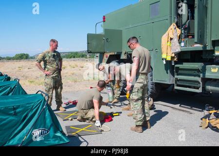 Le 1157th compagnie du Génie (Pompiers) de la Garde nationale du Colorado effectuer une vérification de matériel à l'hélisurface de l'incendie de Spring Creek à Fort Garland, Colorado, le 6 juillet 2018. Le Cong a soutenu le ruisseau Spring Fire depuis le 1er juillet 2018, fournir des capacités à comprendre : le personnel de sécurité pour des points de contrôle et des patrouilles itinérantes ; deux hélicoptères UH-60 Black Hawk des équipages et des aéronefs équipés de seaux d'eau de l'antenne ; système d'information géologique des exploitants ; ainsi que les équipes de ravitaillement, avec des camions de ravitaillement tactique de Mobilité élargi et l'incendie Les pompiers avec HEMTT Banque D'Images