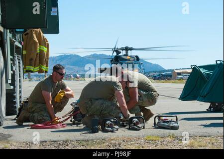 Le 1157th compagnie du Génie (Pompiers) de la Garde nationale du Colorado effectuer une vérification de matériel à l'hélisurface de l'incendie de Spring Creek à Fort Garland, Colorado, le 6 juillet 2018. Le Cong a soutenu le ruisseau Spring Fire depuis le 1er juillet 2018, fournir des capacités à comprendre : le personnel de sécurité pour des points de contrôle et des patrouilles itinérantes ; deux hélicoptères UH-60 Black Hawk des équipages et des aéronefs équipés de seaux d'eau de l'antenne ; système d'information géologique des exploitants ; ainsi que les équipes de ravitaillement, avec des camions de ravitaillement tactique de Mobilité élargi et l'incendie Les pompiers avec HEMTT Banque D'Images