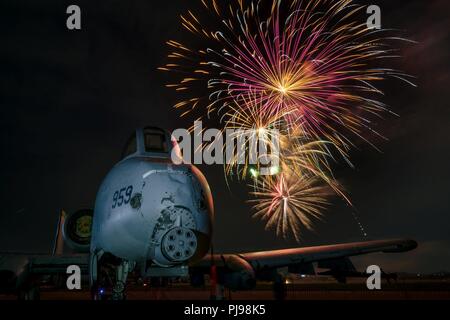 Un A-10 Thunderbolt II à partir de la 25e Escadron de chasse est assis sur l'affichage au cours de la 4ème liberté de juillet Festival à Osan Air Base, République de Corée, le 4 juillet 2018. Plus de 4 500 militaires et leurs familles ont assisté au festival pour profiter de la nourriture, des divertissements et un spectacle de feux d'artifice organisé par le 51e Escadron de soutien de la Force et de divers organismes de soutien. Banque D'Images