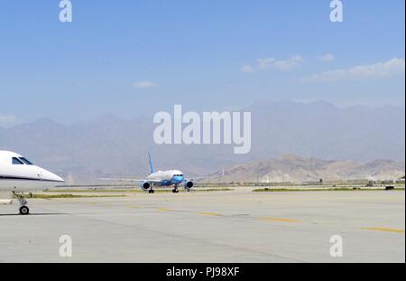 L'AÉRODROME DE BAGRAM, en Afghanistan (9 juillet 2018) -- Un avion transportant la secrétaire d'État des États-Unis, Mike Pompeo arrive à l'aérodrome de Bagram, en Afghanistan, le 9 juillet 2018. Pompeo rencontré des ambassadeurs et chefs militaires au cours de sa visite en Afghanistan. Banque D'Images