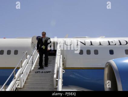 L'AÉRODROME DE BAGRAM, en Afghanistan (9 juillet 2018) - Secrétaire d'État des États-Unis, Mike Pompeo arrive à l'aérodrome de Bagram, en Afghanistan. Banque D'Images