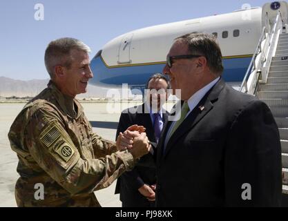 L'AÉRODROME DE BAGRAM, en Afghanistan (9 juillet 2018) -- Le Général de l'armée américaine John Nicholson, commandant de l'appui résolu, et John Bass, Ambassadeur des États-Unis en Afghanistan, accueillir la secrétaire d'État des États-Unis, Mike Pompeo au cours de son arrivée à l'aéroport de Bagram, en Afghanistan, le 9 juillet 2018. Pompeo a rencontré S.E. Président Ashraf Ghani, le président de l'Afghanistan ainsi que des ambassadeurs et chefs militaires au cours de sa visite dans le pays. Banque D'Images