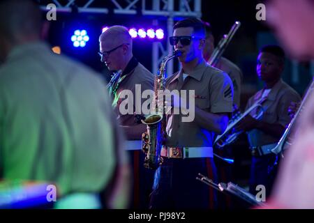 Corps des Marines des États-Unis Le Cpl. Corey Rudolph effectue au cours de la 2e Marine Aircraft Wing (MAW) concert du 4 juillet à New Bern, N.C., 4 juillet 2018. La 2ème bande MAW a tenu le concert pour célébrer la fête avec la communauté locale. Rudolph est un musicien avec la 2e bande MAW. Banque D'Images