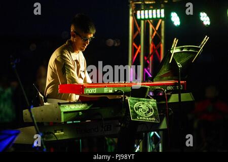 Le sergent du Corps des Marines des États-Unis. Johnathan Larson effectue au cours de la 2e Marine Aircraft Wing (MAW) concert du 4 juillet à New Bern, N.C., 4 juillet 2018. La 2ème bande MAW a tenu le concert pour célébrer la fête avec la communauté locale. Larson est un musicien avec la 2e bande MAW. Banque D'Images