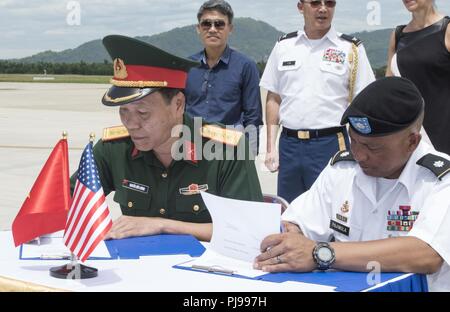 Le Lieutenant-colonel de l'armée américaine Pajimula Romel, Défense POW/MIA Agence Comptable (DPAA) commandant de détachement, droit, et les cadres supérieurs Le Colonel Nguyen Huu Luong, Vietnamien Office pour la recherche de personnes disparues (VNOSMP) Ministère de la défense sous-directeur, les exigences de transfert avant de signer en présence d'une cérémonie de rapatriement, Da Nang, République socialiste du Vietnam, le 8 juillet 2018. La cérémonie a été menée à l'appui de la DPAA a pour mission d'assurer au mieux de nos comptables employés manquants à leurs familles et à la nation. Banque D'Images