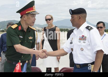 Le Lieutenant-colonel de l'armée américaine Pajimula Romel, Défense POW/MIA Agence Comptable (DPAA) commandant de détachement, droit, accueille les cadres supérieurs Le Colonel Nguyen Huu Luong, Vietnamien Office pour la recherche de personnes disparues (VNOSMP) Ministère de la Défense Directeur adjoint, avant d'assister à une cérémonie de rapatriement, Da Nang, République socialiste du Vietnam, le 8 juillet 2018. La cérémonie a été menée à l'appui de la DPAA a pour mission d'assurer au mieux de nos comptables employés manquants à leurs familles et à la nation. Banque D'Images