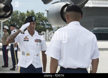 Le sergent de l'armée américaine. 1re classe Jacklyn Sosa, Défense POW/MIA Agence Comptable (DPAA), sergent de l'équipe rend hommage au Lieutenant-colonel Romel Pajimula DPAA, commandant de détachement, avant de participer à une cérémonie de rapatriement, Da Nang, République socialiste du Vietnam, le 8 juillet 2018. La cérémonie a été menée à l'appui de la DPAA a pour mission d'assurer au mieux de nos comptables employés manquants à leurs familles et à la nation. Banque D'Images