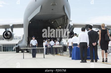 Service américain membres affectés à la défense nationale POW/MIA Agence Comptable (DPAA) procéder à une cérémonie de rapatriement, Da Nang, République socialiste du Vietnam, le 8 juillet 2018. La cérémonie a été menée à l'appui de la DPAA a pour mission d'assurer au mieux de nos comptables employés manquants à leurs familles et à la nation. Banque D'Images