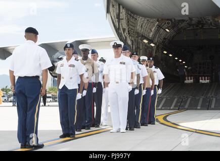 Service aux États-Unis, les membres affectés à la défense nationale POW/MIA Agence Comptable (DPAA), rapport au lieutenant-colonel Romel Pajimula, gauche, DPAA commandant de détachement, à l'issue d'une cérémonie de rapatriement, Da Nang, République socialiste du Vietnam, le 8 juillet 2018. La cérémonie a été menée à l'appui de la DPAA a pour mission d'assurer au mieux de nos comptables employés manquants à leurs familles et à la nation. Banque D'Images