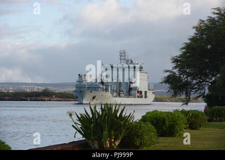 PEARL HARBOR (Juillet 09, 2018) Marine royale du navire MV Astérix part Joint Base Hickam Pearl Harbor au cours de l'exercice RIMPAC 2018. Vingt-cinq nations, plus de 45 navires et sous-marins, environ 200 avions et 25 000 personnes participent à l'EXERCICE RIMPAC du 27 juin au 2 août dans et autour des îles Hawaï et la Californie du Sud. Le plus grand exercice maritime international RIMPAC, fournit une formation unique alors que la promotion et le soutien de relations de coopération entre les participants essentiels pour assurer la sécurité des voies maritimes et de la sécurité des océans du monde. RIMPAC Banque D'Images