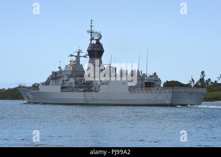 PEARL HARBOR (Juillet 09, 2018) La frégate de la Marine royale australienne HMAS Toowoomba (FFH 156) part Joint Base Hickam Pearl Harbor au cours de l'exercice RIMPAC 2018. Vingt-cinq nations, 46 navires, 5 sous-marins, environ 200 avions et 25 000 personnes participent à l'EXERCICE RIMPAC du 27 juin au 2 août dans et autour des îles Hawaï et la Californie du Sud. Le plus grand exercice maritime international RIMPAC, fournit une formation unique alors que la promotion et le soutien de relations de coopération entre les participants essentiels pour assurer la sécurité des voies maritimes et de la sécurité des océans du monde. R Banque D'Images