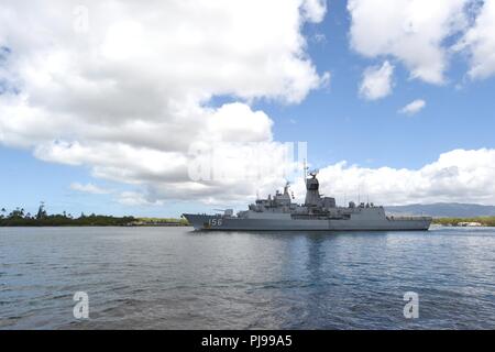 PEARL HARBOR (Juillet 09, 2018) Le HMAS Toowoomba (FFH 156) est le septième Anzan-la frégate de classe de la Marine royale australienne part Joint Base Hickam Pearl Harbor au cours de l'exercice RIMPAC 2018. Vingt-cinq nations, plus de 45 navires et sous-marins, environ 200 avions et 25 000 personnes participent à l'EXERCICE RIMPAC du 27 juin au 2 août dans et autour des îles Hawaï et la Californie du Sud. Le plus grand exercice maritime international RIMPAC, fournit une formation unique alors que la promotion et le soutien de relations de coopération entre les participants essentiels pour assurer la sécurité de la mer Banque D'Images