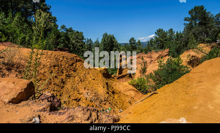 Août 2018 : les touristes enchantés par la couleur rouge de l'Sentier des ocres. Une vieille mine maintenant en désuétude. Août 2018 à Roussillon Banque D'Images