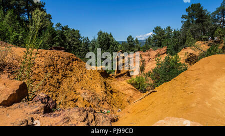 Août 2018 : les touristes enchantés par la couleur rouge de l'Sentier des ocres. Une vieille mine maintenant en désuétude. Août 2018 à Roussillon Banque D'Images