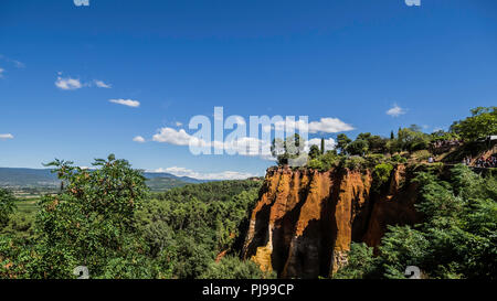 Août 2018 : les touristes enchantés par la couleur rouge de l'Sentier des ocres. Une vieille mine maintenant en désuétude. Août 2018 à Roussillon Banque D'Images