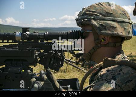 La Marine américaine avec une force de rotation de la mer Noire 18.1 regarde par la vue d'un M2A1 La mitrailleuse lourde de calibre .50 lors d'un déploiement d'entraînement physique à Novo Selo, la Bulgarie, le 1 juillet 2018. Marines avec des armes Company, 1er Bataillon, 6e Régiment de Marines, a organisé cinq jours de plages de tir réel, améliorer leurs capacités opérationnelles. Banque D'Images