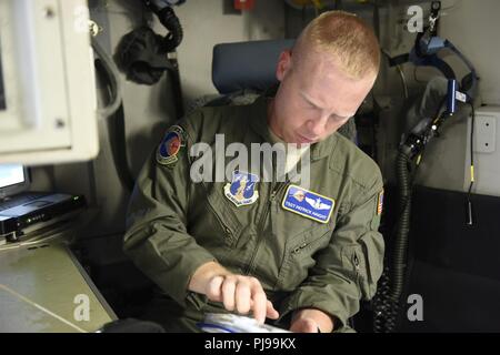 U.S. Air Force Tech. Le Sgt. Patrick Haight arrimeur avec la 145e Airlift Wing, passe à travers les contrôles et procédures au cours de la préparation du vol pour le premier C-17 Globemaster III pour la mission de la Garde nationale aérienne de la Caroline du Nord tout en Caroline du Nord, de la base de la Garde nationale aérienne de l'Aéroport International de Charlotte Douglas, le 9 juillet 2018. Le vol est transportant des membres du 156e Escadron d'évacuation aéromédicale à un exercice d'entraînement hors de l'état. Banque D'Images