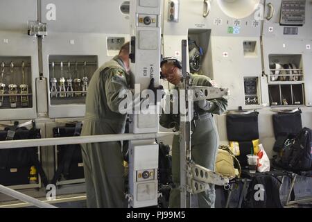 Le sergent-chef de l'US Air Force. Christopher Choate (à gauche) et d'un membre de la 1re classe Sylvia Bannister, membres du 156e Escadron d'évacuation aéromédicale (AES) prep un C-17 Globemaster III pour l'équipement d'évacuation aéromédicale tout en Caroline du Nord, de la base de la Garde nationale aérienne de l'Aéroport International de Charlotte Douglas, le 9 juillet 2018. C'est la première mission pour la Caroline du Nord Air National Guard avec le C-17 et c'est de transporter la 156e AES hors de l'état pour un exercice d'entraînement. Banque D'Images