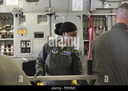 Les cadres supérieurs de l'US Air Force Airman Britney Orr, de la 156e Escadron d'évacuation aéromédicale (AES) prep un C-17 Globemaster III pour l'équipement médical, tout en Caroline du Nord, de la base de la Garde nationale aérienne de l'Aéroport International de Charlotte Douglas, le 9 juillet 2018. C'est la première mission pour la Caroline du Nord Air National Guard avec le C-17 et c'est le transport de l'équipement et le personnel de la 156e à la Wisconsin Sea Air National Guard Base à Volk Field pour un exercice d'entraînement. Banque D'Images