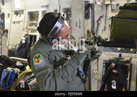 U.S. Air Force d'un membre de la 1re classe Sylvia Bannister un membre de la 156e Escadron d'évacuation aéromédicale (AES), fixation de l'équipement à bord d'un North Carolina Air National Guard C-17 Globemaster III, tout en Caroline du Nord, de la base de la Garde nationale aérienne de l'Aéroport International de Charlotte Douglas, le 9 juillet 2018. C'est la première mission pour la Caroline du Nord Air National Guard avec le C-17 et c'est le transport de l'équipement et le personnel de la 156e à la Wisconsin Sea Air National Guard Base à Volk Field pour un exercice d'entraînement. Banque D'Images