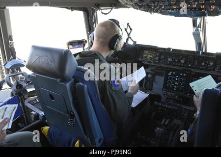 Le Lieutenant-colonel de l'US Air Force Jeremy Reich un pilote avec le 156e Escadron de transport aérien de la 145e Airlift Wing, prépare un C-17 Globemaster III pour sa première mission officielle à l'unité, tout en Caroline du Nord, de la base de la Garde nationale aérienne de l'Aéroport International de Charlotte Douglas, le 9 juillet 2018. Les jours effectué de vol les membres du 156e Escadron d'évacuation aéromédicale et leur équipement à la base de la Garde nationale aérienne du Wisconsin à Volk Field pour un exercice d'entraînement. Banque D'Images