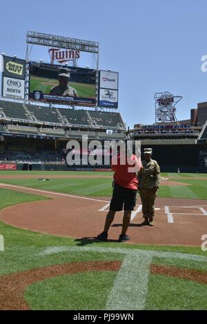 La Garde nationale du Minnesota de la CPS. Samia Mousa est reconnu sur le terrain en tant que première femme Somali-American soldat dans la Garde nationale du Minnesota au cours de la Minnesota Twins 2018 Journée de reconnaissance des Forces armées jeu. Les Twins du Minnesota et les vétérans de service reconnus au cours de leur journée de reconnaissance des Forces armées annuel jeu, 8 juillet 2018, à champ cible. (La Garde nationale du Minnesota Banque D'Images