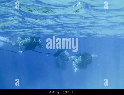 AQABA, Jordanie (7 juillet 2018) Les Marines américains avec Raid Maritime Force (MDL), 26e Marine Expeditionary Unit (MEU), nager sous l'eau pendant la formation de plongée à Aqaba, Jordanie, 7 juillet 2018. Iwo Jima est déployé sur le 5e flotte américaine zone d'opérations à l'appui des opérations navales pour assurer la stabilité et la sécurité maritime dans la région centrale, reliant la Méditerranée et le Pacifique à travers l'ouest de l'Océan indien et trois points d'étranglement stratégiques. Banque D'Images