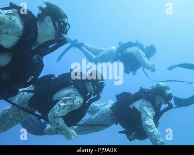 AQABA, Jordanie (8 juillet 2018) Les Marines américains avec Raid Maritime Force (MDL), 26e Marine Expeditionary Unit (MEU), nager sous l'eau pendant la formation de plongée à Aqaba, Jordanie, 8 juillet 2018. Iwo Jima est déployé sur le 5e flotte américaine zone d'opérations à l'appui des opérations navales pour assurer la stabilité et la sécurité maritime dans la région centrale, reliant la Méditerranée et le Pacifique à travers l'ouest de l'Océan indien et trois points d'étranglement stratégiques. Banque D'Images