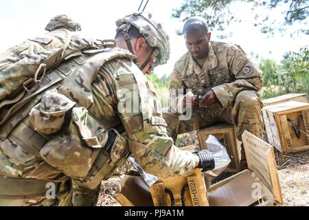 Le s.. Zachary Zandoonai (à gauche), et le sergent. Jared Cherry (à droite), avec 1er Escadron, 2e régiment de cavalerie, déballez M18A1 Claymore mines pendant un exercice multinational de formation claymore avec Battle Group Pologne Bemowo Piskie au domaine de formation, la Pologne le 10 juillet 2018. La Pologne est un groupe de combat, unique coalition multinationale d'États-Unis, Royaume-Uni, croate et soldats roumains qui servent avec la 15e Brigade mécanisée polonaise comme une force de dissuasion de l'OTAN à l'appui de l'amélioration de l'avant la Présence. Banque D'Images