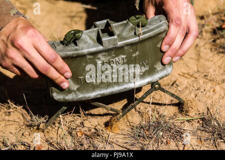 Le sergent de l'armée britannique. Rob Veasey avec 1ère Le Queen's Dragoon Guards, un emplaces M18A1 au cours d'une mine Claymore claymore multinationales d'entraînement avec le groupe de combat en Pologne Bemowo Piskie Domaine de formation, la Pologne le 10 juillet 2018. La Pologne est un groupe de combat, unique coalition multinationale d'États-Unis, Royaume-Uni, croate et soldats roumains qui servent avec la 15e Brigade mécanisée polonaise comme une force de dissuasion de l'OTAN à l'appui de l'amélioration de l'avant la Présence. Banque D'Images