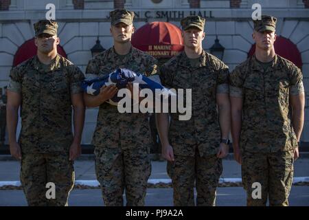 Les Marines américains avec 2e Division de marines color guard au garde à vous devant un matin Couleurs et cérémonie de remise des prix le Camp Lejeune, N.C., 10 juillet 2018. La cérémonie a lieu une fois par trimestre à l'honneur des couleurs ainsi que les marins et Marines prix pour leurs réalisations tout en servant. Banque D'Images