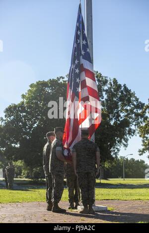 Les Marines américains avec la 2e Division de marines color guard hisser le drapeau pendant un matin de couleurs et de cérémonie le Camp Lejeune, N.C., 10 juillet 2018. La cérémonie a lieu une fois par trimestre à l'honneur des couleurs ainsi que les marins et Marines prix pour leurs réalisations tout en servant. Banque D'Images