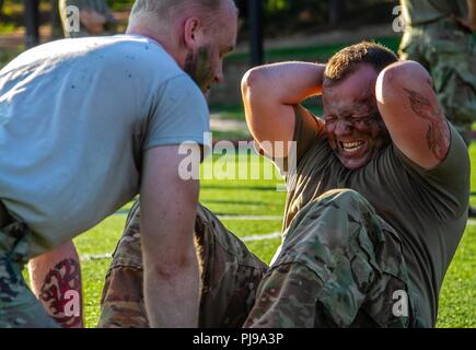 Affecté à l'escadron de parachutistes 5e, 73e Régiment de cavalerie, 3e Brigade Combat Team, 82nd Airborne Division effectuer leur test d'aptitude physique de l'armée (APFT) Événement, dans le cadre de la 1ère Sgt. DRE Funk sur la concurrence le 10 juillet 2018 à Fort Bragg, Caroline du Nord. L'APFT mesure le haut et le bas du corps l'endurance musculaire, composé de deux minutes de push-ups, deux minutes de sit-ups, et un 2-mile run. Banque D'Images