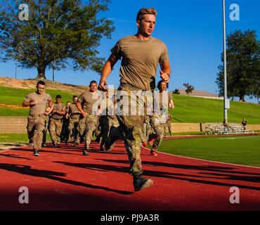 Affecté à l'escadron de parachutistes 5e, 73e Régiment de cavalerie, 3e Brigade Combat Team, 82nd Airborne Division commencer la 2-mile run partie de l'Armée de test de condition physique (événement APFT) dans le cadre de la 1re le Sgt. Exercice de préparation au déploiement Funk 10 juillet 2018 à Fort Bragg, Caroline du Nord. La 1ère Sgt. DRE Funk unit tests tests de préparation par des parachutistes sur l'éventail des opérations, la forme physique, de compétences médicales et d'autres programmes de commande. Banque D'Images