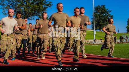 Affecté à l'escadron de parachutistes 5e, 73e Régiment de cavalerie, 3e Brigade Combat Team, 82nd Airborne Division commencer la 2-mile run partie de l'Armée de test de condition physique (événement APFT) dans le cadre de la 1re le Sgt. Exercice de préparation au déploiement Funk 10 juillet 2018 à Fort Bragg, Caroline du Nord. La 1ère Sgt. DRE Funk unit tests tests de préparation par des parachutistes sur l'éventail des opérations, la forme physique, de compétences médicales et d'autres programmes de commande. Banque D'Images