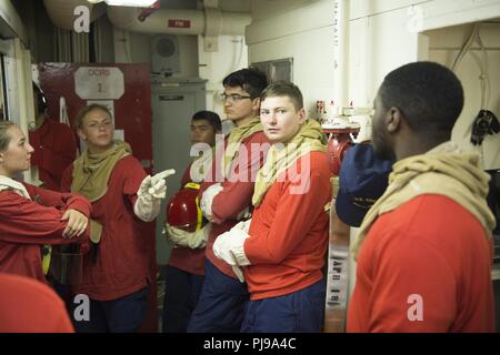 BASE COMMUNE de Pearl Harbor, Hawaï (HICKAM Juillet 9, 2018) d'équipage à bord le USCGC Bertholf (WMSL 750), participer à la formation de pompier 9 juillet 2018, alors qu'amarré à Pearl Harbor à l'appui de l'exercice RIMPAC 2018. Vingt-cinq nations, plus de 46 navires et sous-marins, 5 sur 200 avions et 25 000 personnes participent à l'EXERCICE RIMPAC du 27 juin au 2 août dans et autour de l'île hawaïenne et du sud de la Californie. Le plus grand exercice maritime international RIMPAC, fournit une formation unique alors que la promotion et le soutien de relations de coopération entre les participants crit Banque D'Images