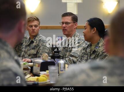 Le colonel de l'Armée de l'air C. Mike Smith, 81e Escadre, vice-commandant de la formation fournit des commentaires pour CTBDS cadets pendant un déjeuner de mentorat dans l'Azalea de la salle à manger à la base aérienne de Keesler, Mississippi, le 9 juillet 2018. Les Cadets de divers programmes de niveau collégial et universitaire CTBDS suivi deux ans et demi de cours de formation sur le développement professionnel la semaine durant leur séjour dans la base aérienne Keesler. Banque D'Images