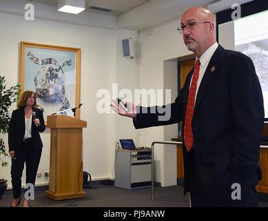 GARMISCH-PARTENKIRCHEN, Allemagne (13 juillet 2018) - Agents Spéciaux Tom et Jean O'Connor, à la fois avec le Federal Bureau of Investigation des États-Unis's Joint Terrorism Task Force à Washington D.C., parler de preuve et les poursuites à 68 professionnels de la sécurité de 44 pays participant au programme sur le terrorisme et d'études de sécurité à la George C. Marshall Centre européen d'études de sécurité le 9 juillet. Banque D'Images