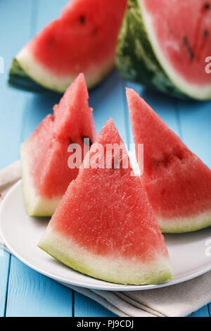 Trois morceaux de melon mûr sur une table en bois Banque D'Images