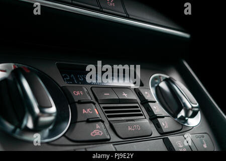 Bouton de la climatisation à l'intérieur d'une voiture. Contrôle climatique AC unité dans la nouvelle voiture. Détails de l'intérieur automobile moderne. Esthétique auto. Banque D'Images