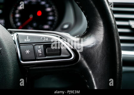 Voiture moderne de l'intérieur. Volant de direction avec les boutons de commande de téléphone multimédia, système multimédia de navigation arrière-plan. Détails intérieurs de voiture. Esthétique auto Banque D'Images