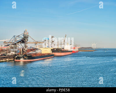 6 avril 2018 : Rotterdam, Pays-Bas - Horizon 2 vraquiers et Milos Warrior étant chargé au port de Rotterdam sur un matin de printemps ensoleillé avec clea Banque D'Images