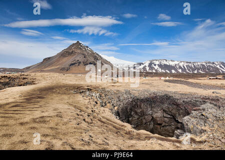 Un évent et la montagne Stapafell au magnifique village de Arnarstapi, Péninsule de Snæfellsnes, l'Islande. Banque D'Images