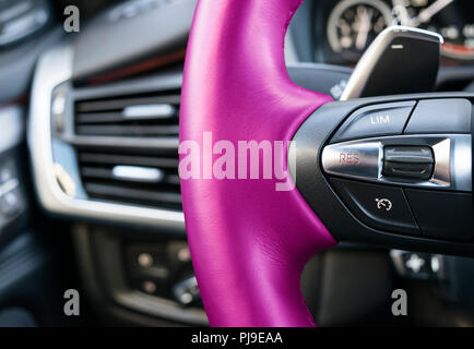 Les boutons du régulateur de vitesse sur le volant d'une voiture moderne. Détails intérieurs de voiture. Esthétique auto. Planche de bord Banque D'Images