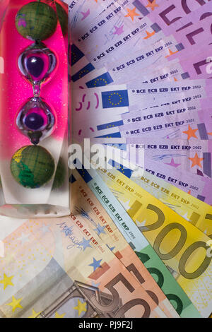 Billets en euros, la couleur avec hourglass monde sur 500 Note de fond. Concept - le temps de voyager, d'économiser de l'argent Banque D'Images